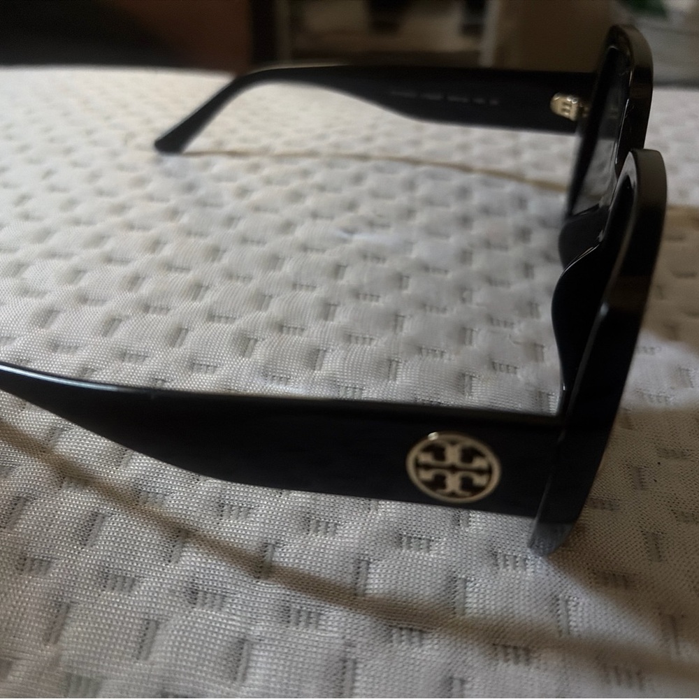 Tory Burch Black Oversized Square Sunglasses with Orange Case - Picture 2 of 8